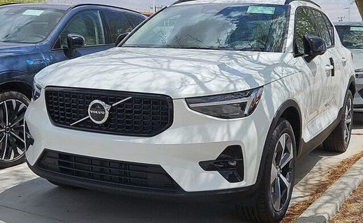2026 Volvo XC40 Plus Dark