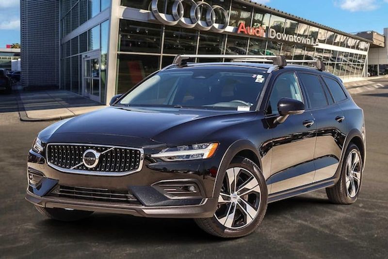 2023 Volvo V60cc — a typically priced live listing