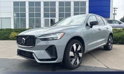 2025 Volvo XC60 Plus Dark