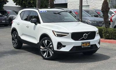 2023 Volvo XC40 Ultimate Dark