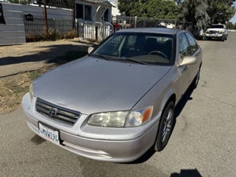 2000 Toyota Camry — a typically priced live listing