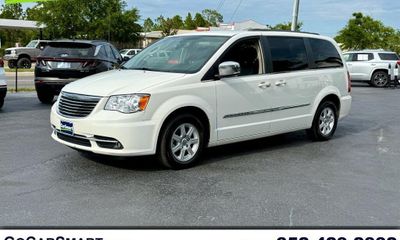 2011 Chrysler Town AND Country Touring L