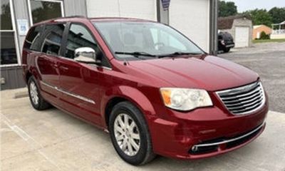 2011 Chrysler Town AND Country Touring L