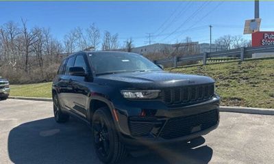 2023 Jeep Grand Cherokee Laredo Altitude