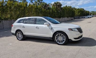2018 Lincoln MKT Base