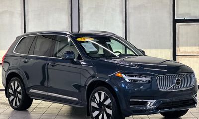 2025 Volvo XC90 Plus Bright