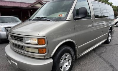 2001 Chevrolet Express Luxury