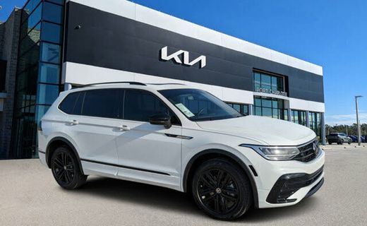 2022 Volkswagen Tiguan SE Black