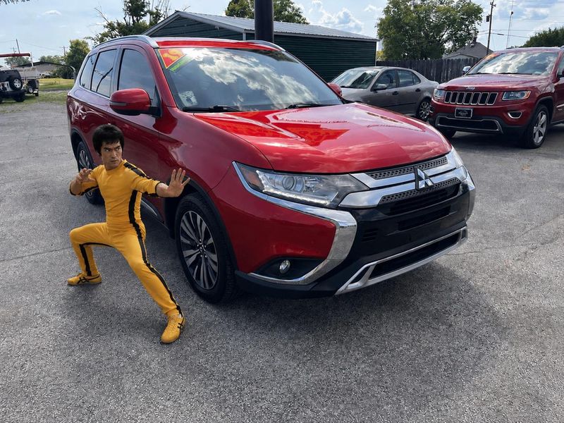 2019 Mitsubishi Outlander — a typically priced live listing