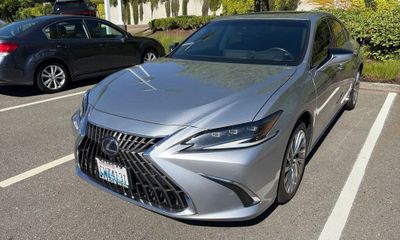 2022 Lexus ES 300H Luxury