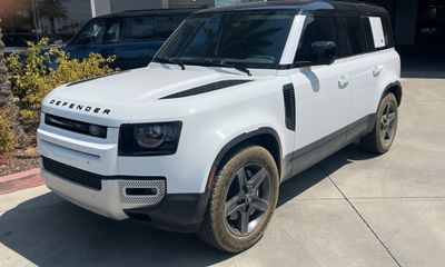 2022 Land Rover Defender 110 SE