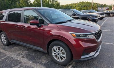 2024 Kia Carnival LX Seat Package
