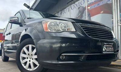 2011 Chrysler Town AND Country Touring L