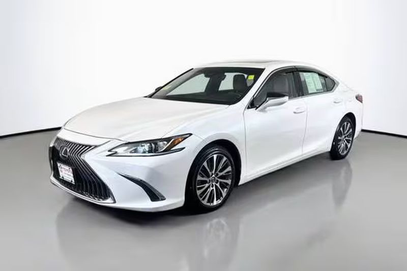 2019 Lexus ES — a typically priced live listing