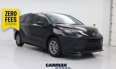 2025 Toyota Sienna LE