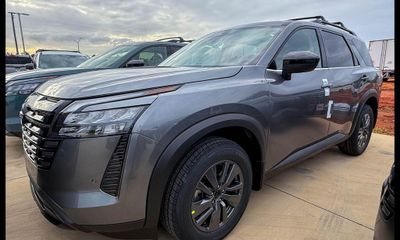 2026 Nissan Pathfinder SV
