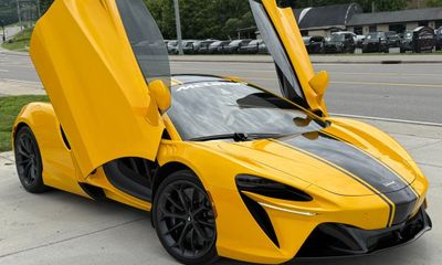 2024 McLaren Artura Performance W Technology