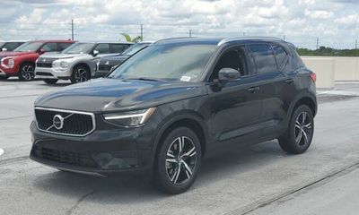 2023 Volvo XC40 Core Bright Theme