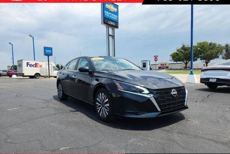 2025 Nissan Altima — a typically priced live listing