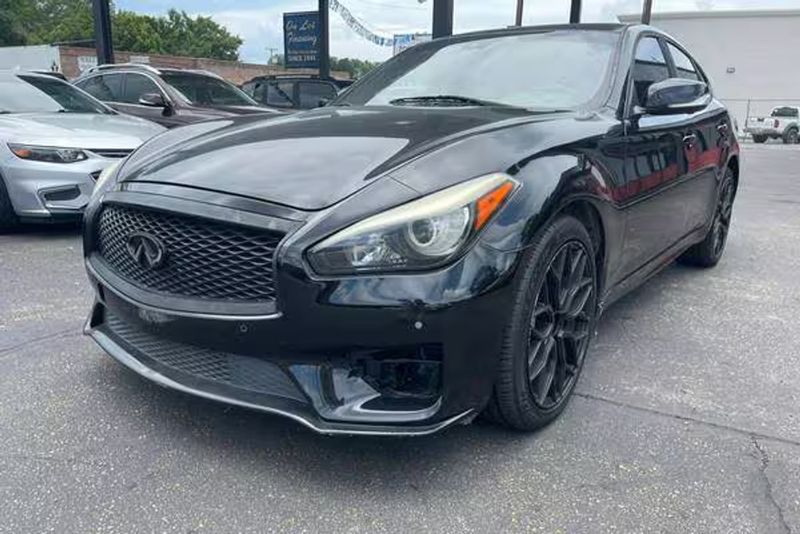 2018 Infiniti Q70 — a typically priced live listing