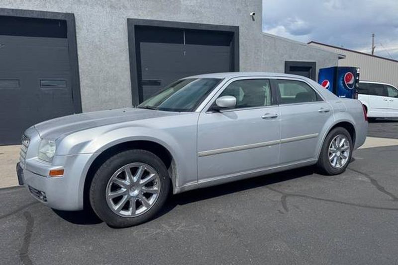 2007 Chrysler 300 — a typically priced live listing