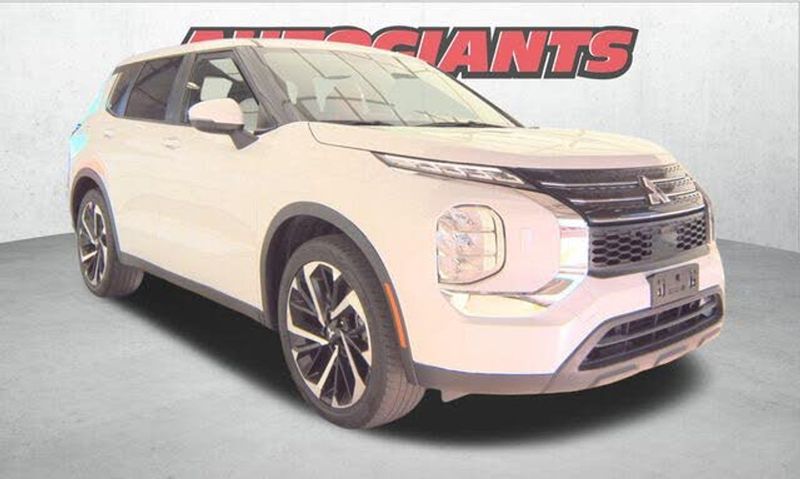 2022 Mitsubishi Outlander — a typically priced live listing