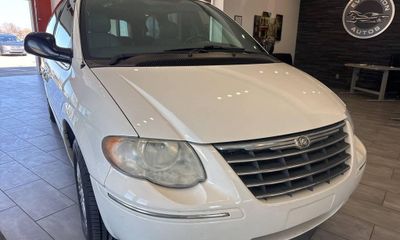 2005 Chrysler Town AND Country Touring