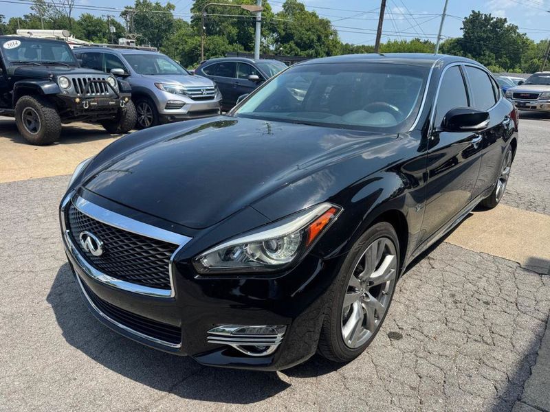 2019 Infiniti Q70L — a typically priced live listing