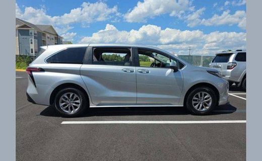 2022 Toyota Sienna LE