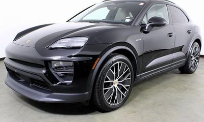 2025 Porsche Macan 4S Electric