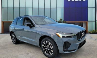 2023 Volvo XC60 Plus Dark