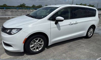 2023 Chrysler Voyager LX