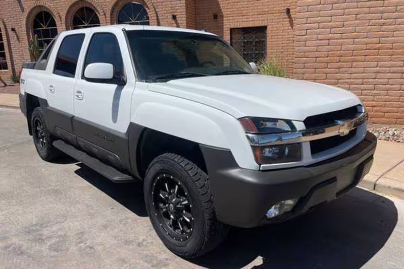 2004 Chevrolet Avalanche — a typically priced live listing