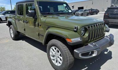 2023 Jeep Gladiator Sport