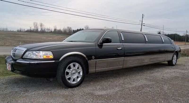 2006 Lincoln Town Car — a typically priced live listing