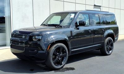 2026 Land Rover Defender 130 SE