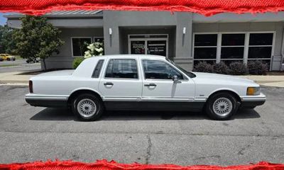 1993 Lincoln Town CAR Signature Tournament Edition