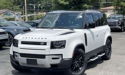 2023 Land Rover Defender 110 SE