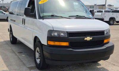 2022 Chevrolet Express Passenger LS EXT