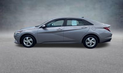 2023 Hyundai Elantra SE