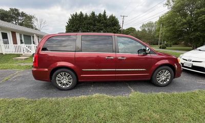 2014 Chrysler Town AND Country