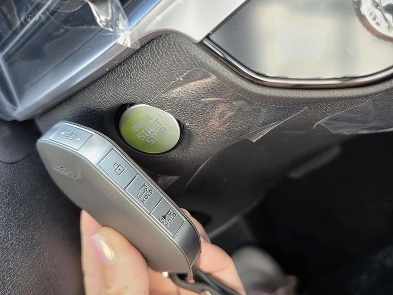 2026 Kia Sorento Hybrid — a typically priced live listing