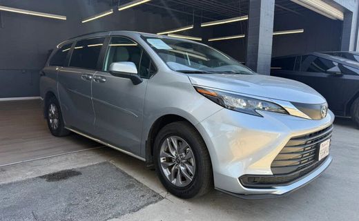 2025 Toyota Sienna LE