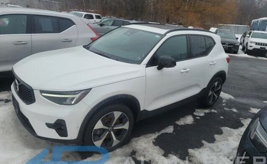 2024 Volvo XC40 Plus Dark