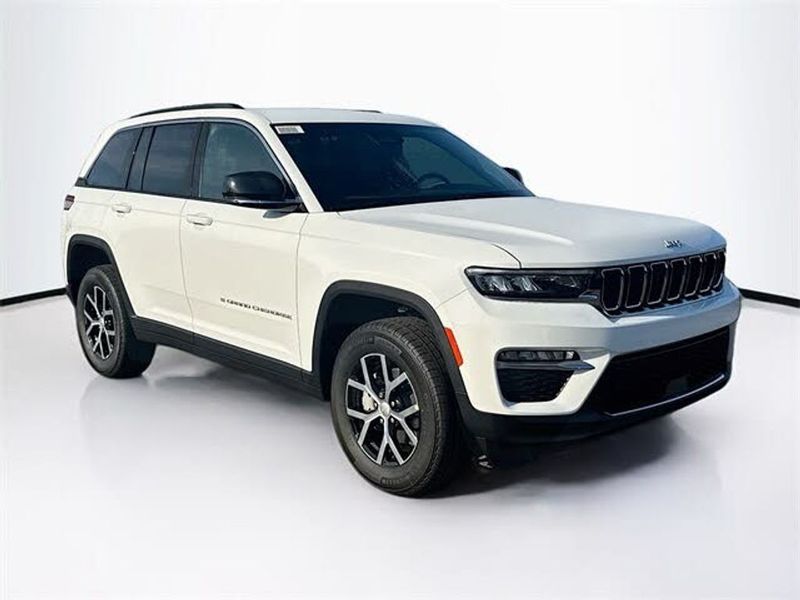 2025 Jeep Grand Cherokee — a typically priced live listing