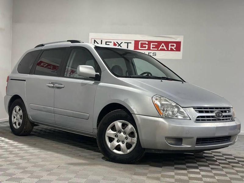 2009 Kia Sedona — a typically priced live listing