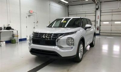 2023 Mitsubishi Outlander ES