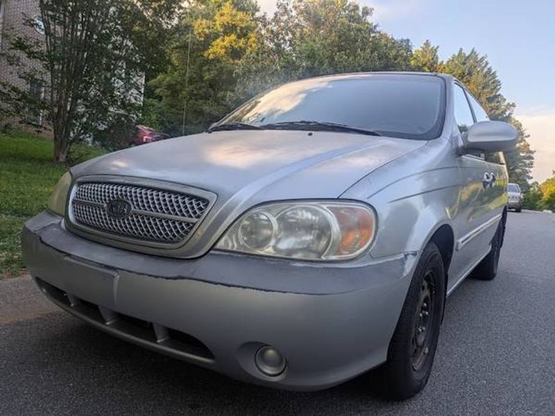 2005 Kia Sedona — a typically priced live listing