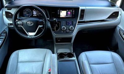 2015 Toyota Sienna XLE 8 Passenger