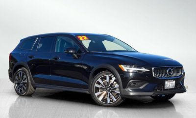 2022 Volvo V60CC Momentum Excl S60